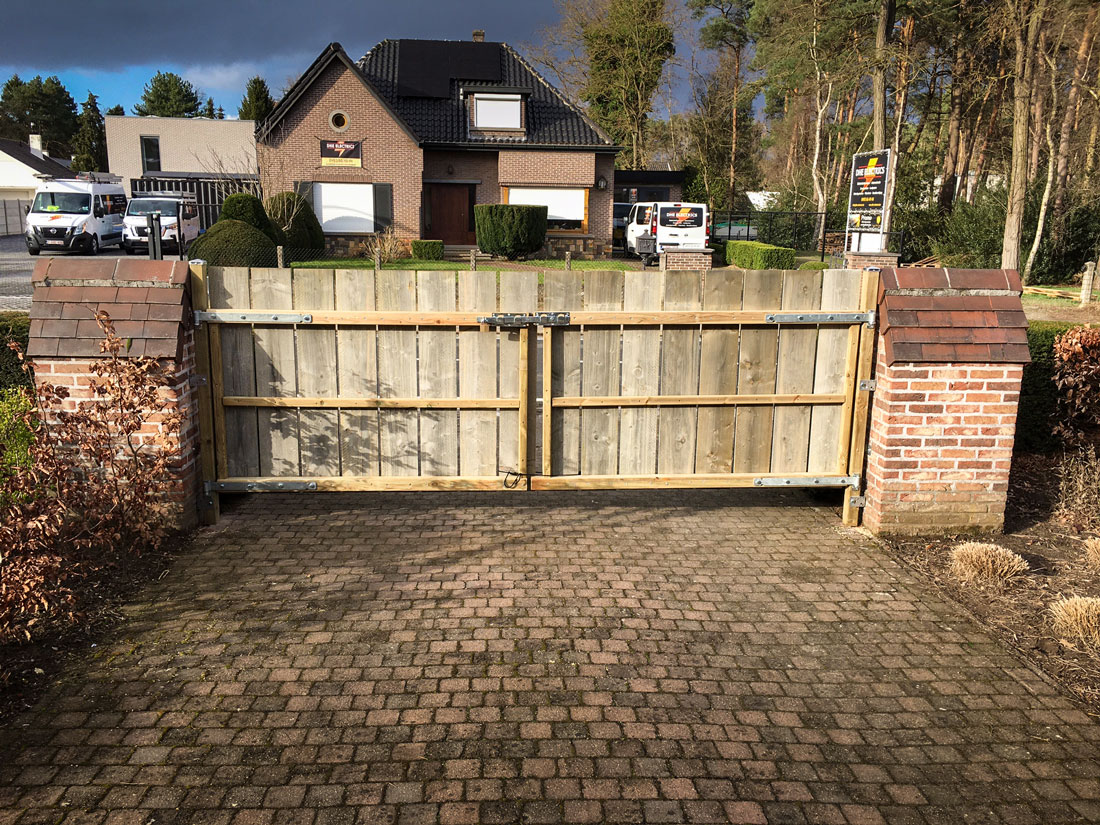 Planches en bois brut pour la réalisation d’un portail